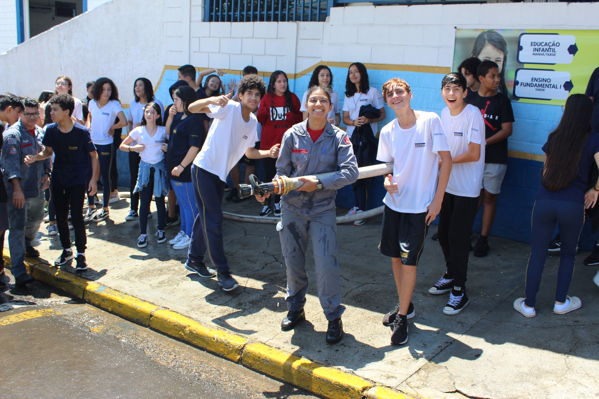 Alunos do Colégio Cosmos recebem diploma do Corpo de Bombeiros